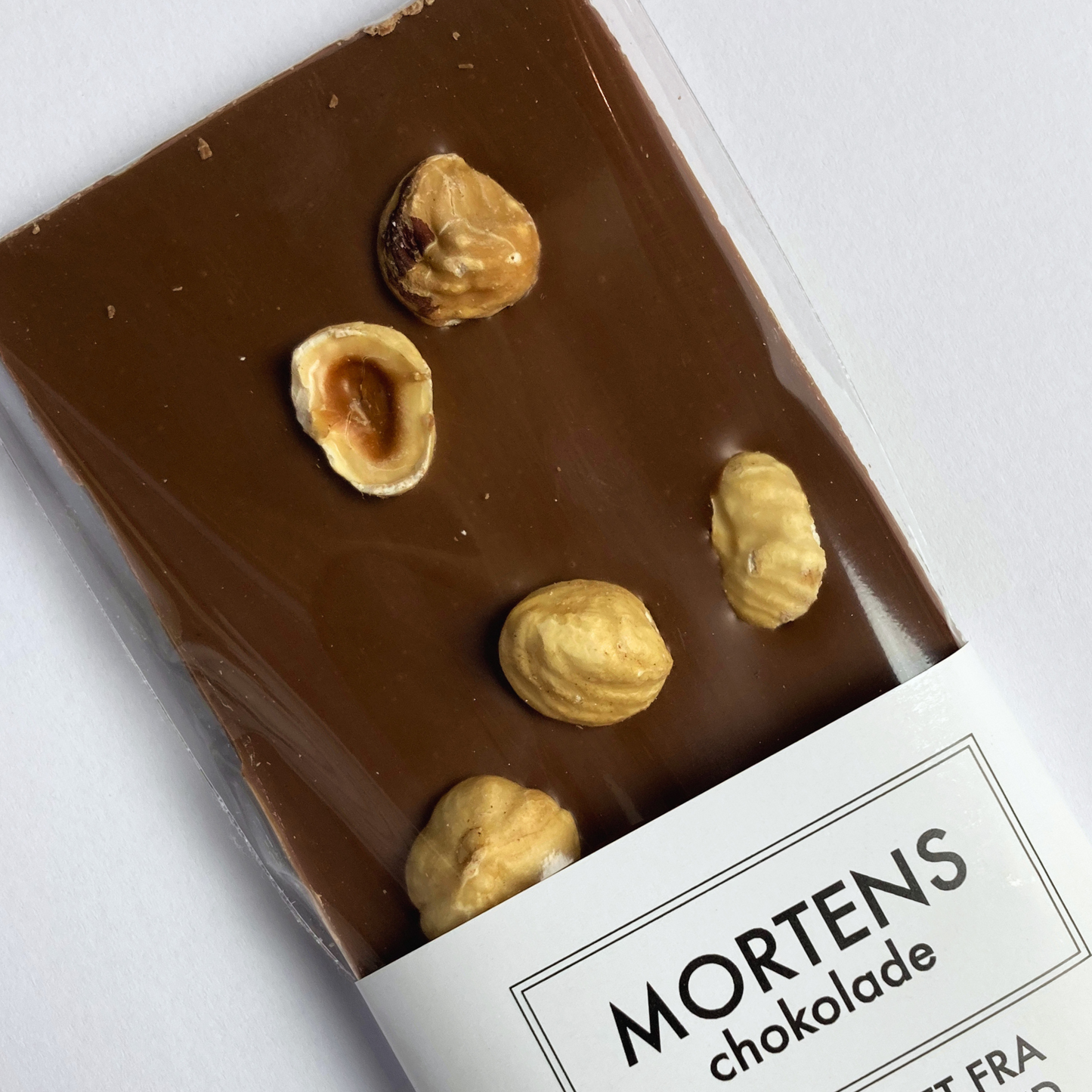 Lys chokolade med hasselnødder