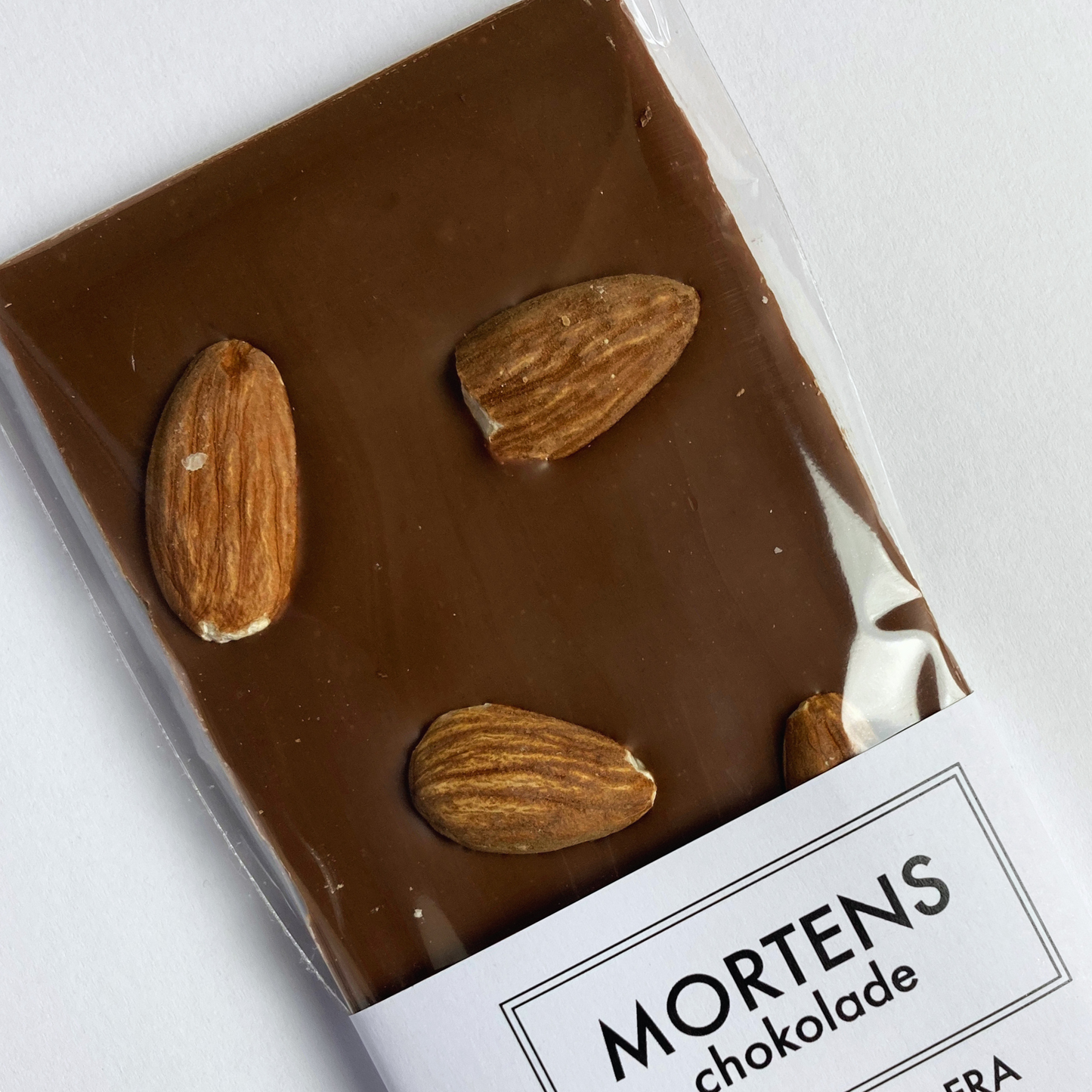 Lys chokolade med hele mandler
