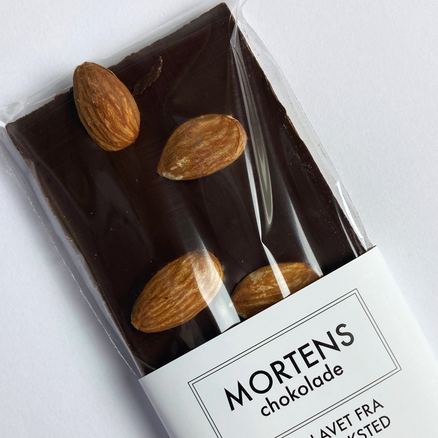 Mørk chokolade med hele mandler