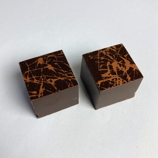 Mørk chokolade med brunsvigersovs - 2 stk.